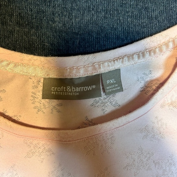 Croft & Barrow pink women’s petite, snowflake design short sleeved blouse - Picture 3 of 4
